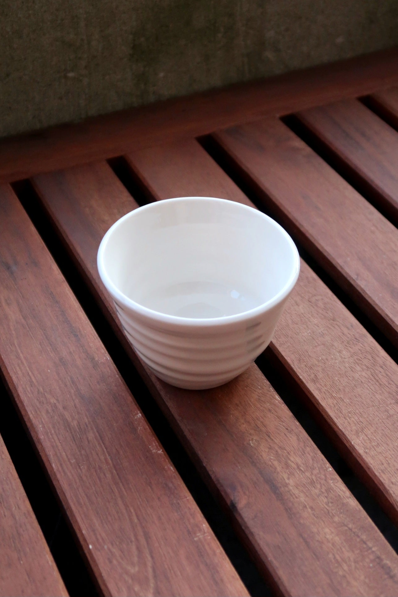 Porcelain wavy cup