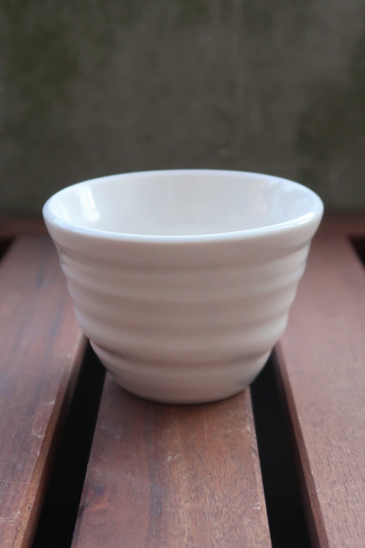 Porcelain wavy cup